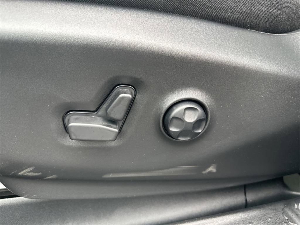 New 2025 Chrysler Pacifica Select w/ Uconnect Theater Family Group image 11