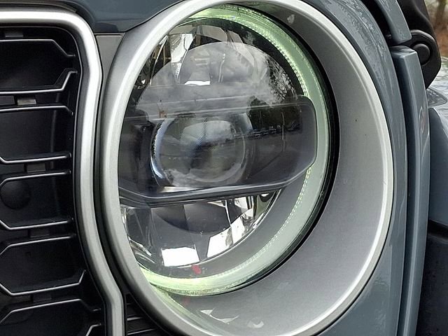 Used 2025 Jeep Wrangler Unlimited Sahara w/ Safety Group image 9