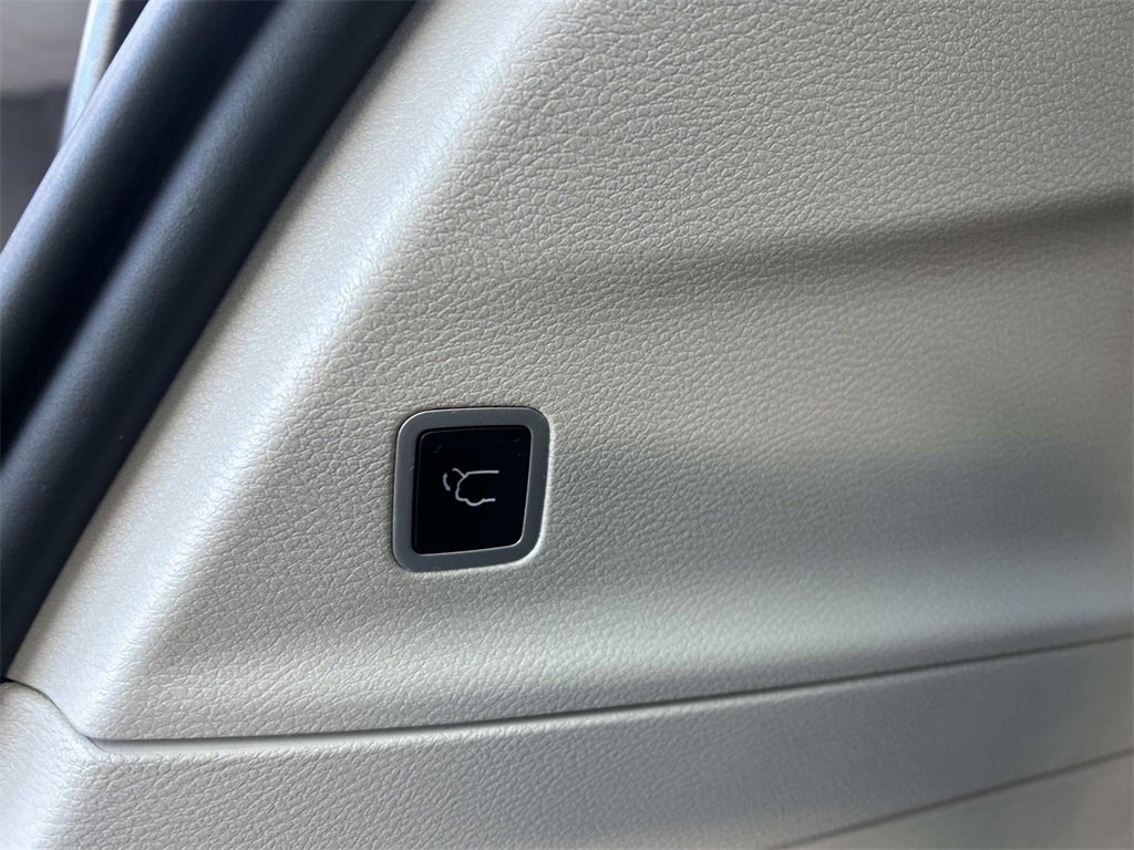 Used 2024 Chrysler Pacifica Touring-L image 14