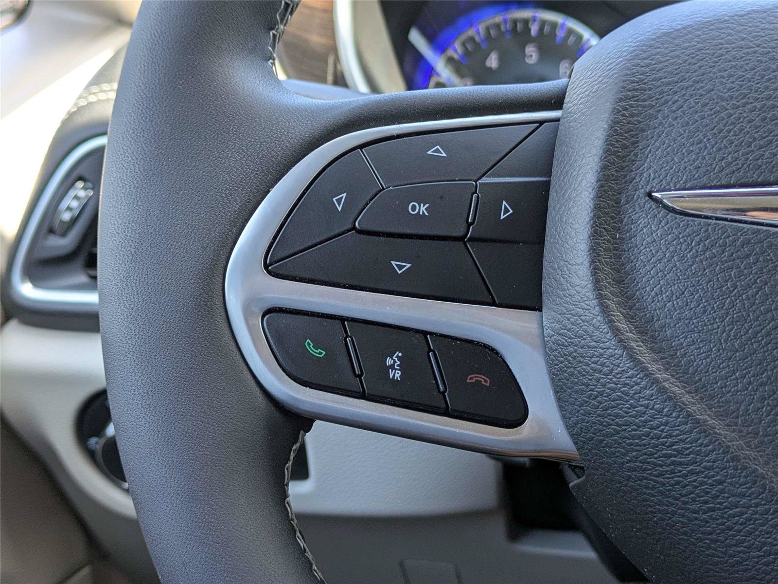 Certified 2023 Chrysler Pacifica Limited FWD image 31