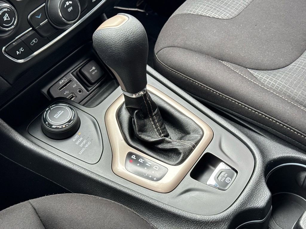 Used 2017 Jeep Cherokee Latitude w/ Cold Weather Group image 34