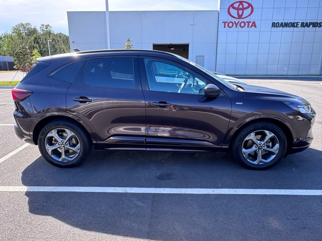 Used 2023 Ford Escape ST-Line w/ Tech Pack #1 FWD image 7