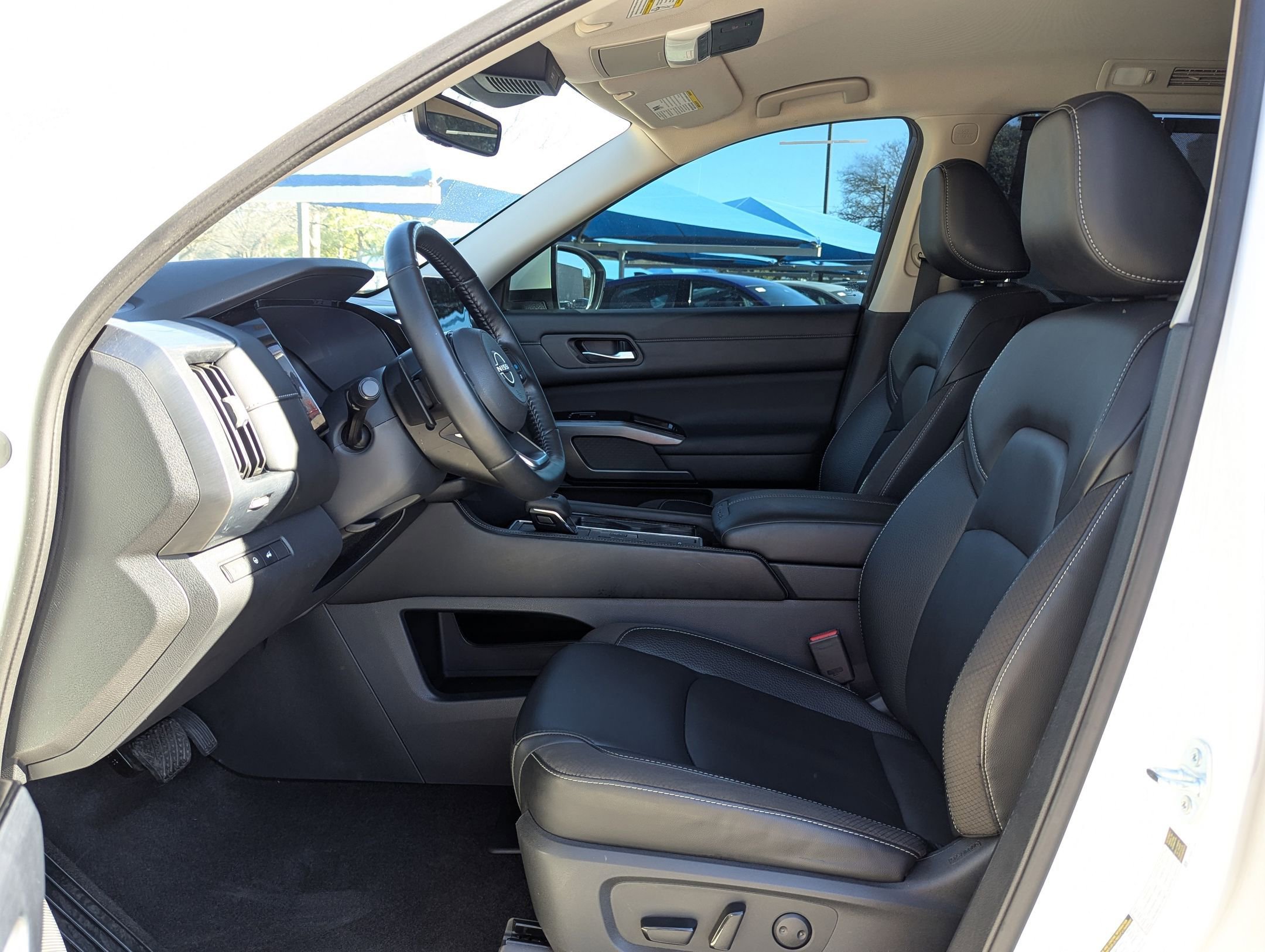 Used 2023 Nissan Pathfinder SL w/ Lighting Package (N92) image 10