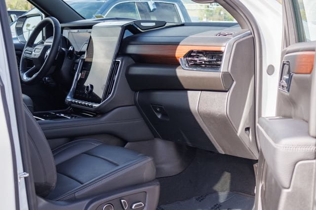 Used 2025 GMC Yukon XL Denali AWD/4WD image 21