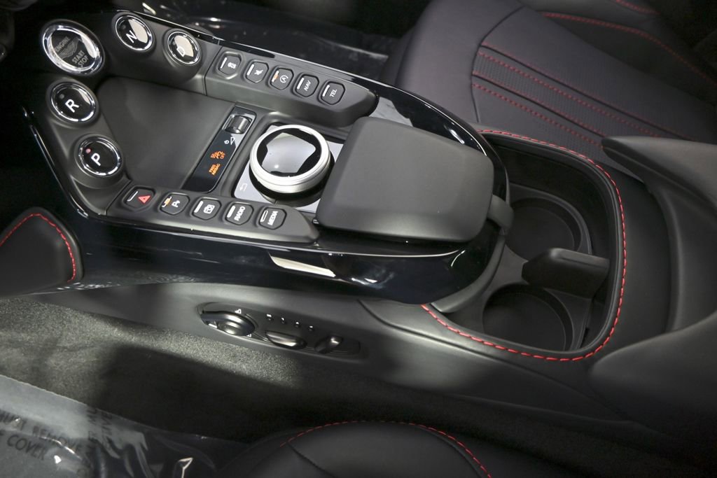 Used 2023 Aston Martin V8 Vantage Roadster RWD image 38