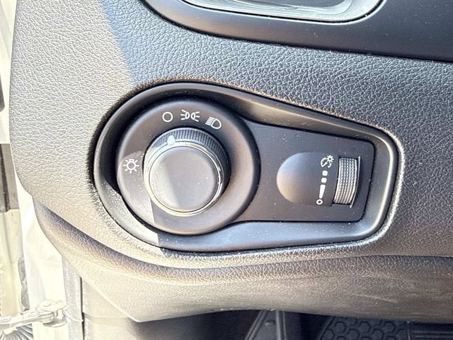 Used 2023 Jeep Renegade Latitude AWD/4WD image 31