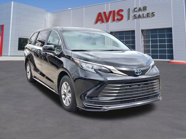 Used 2025 Toyota Sienna LE image 3
