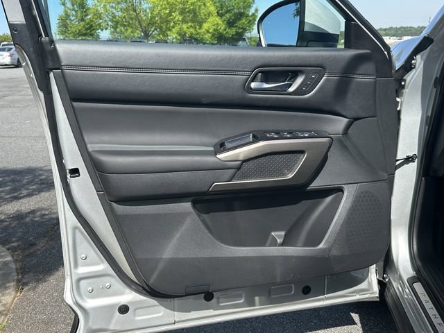 Certified 2025 Nissan Pathfinder Platinum FWD image 11