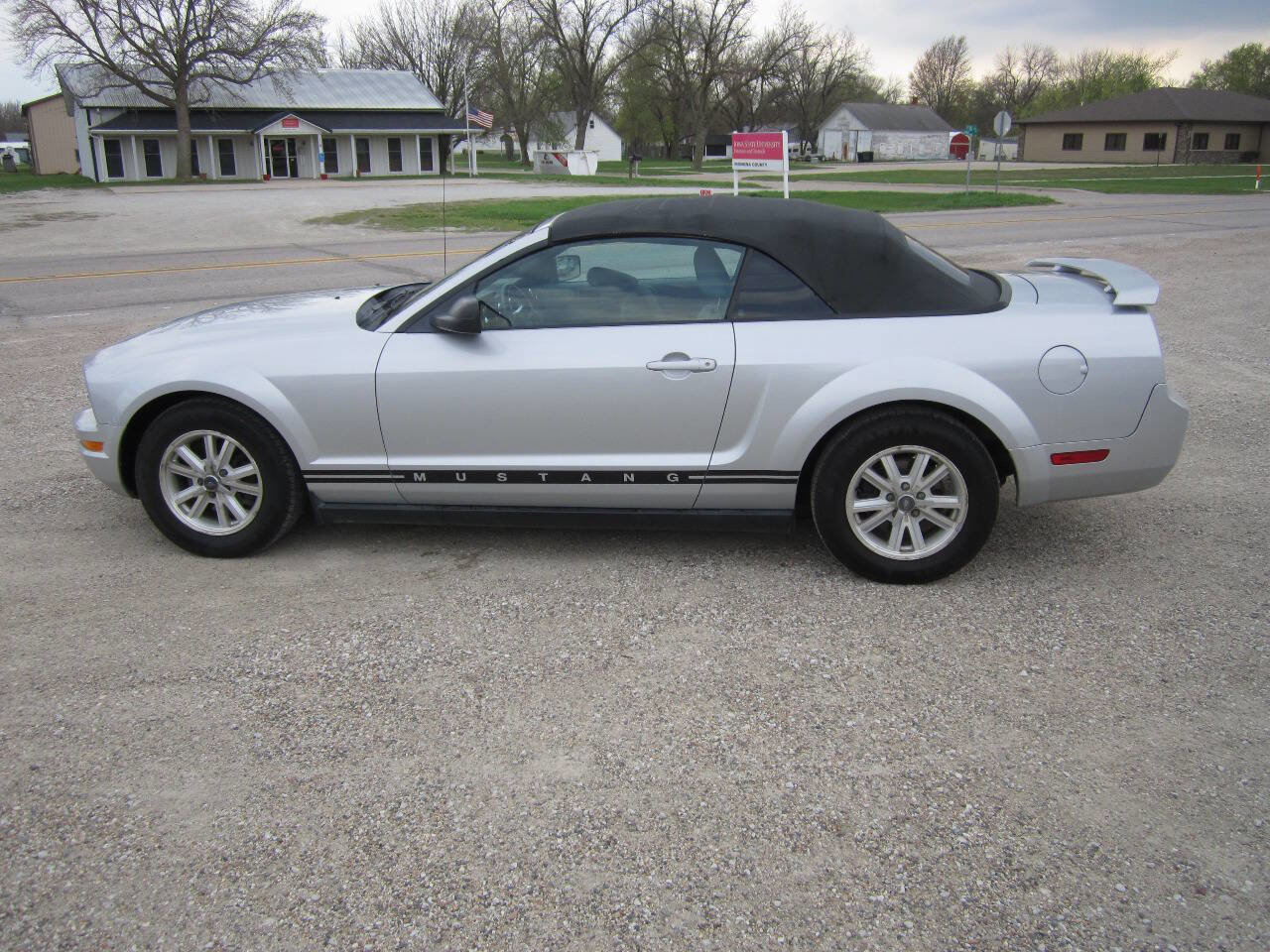 Used 2006 Ford Mustang Convertible image 4