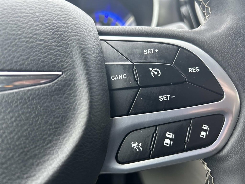 Used 2023 Chrysler Pacifica Touring-L image 22