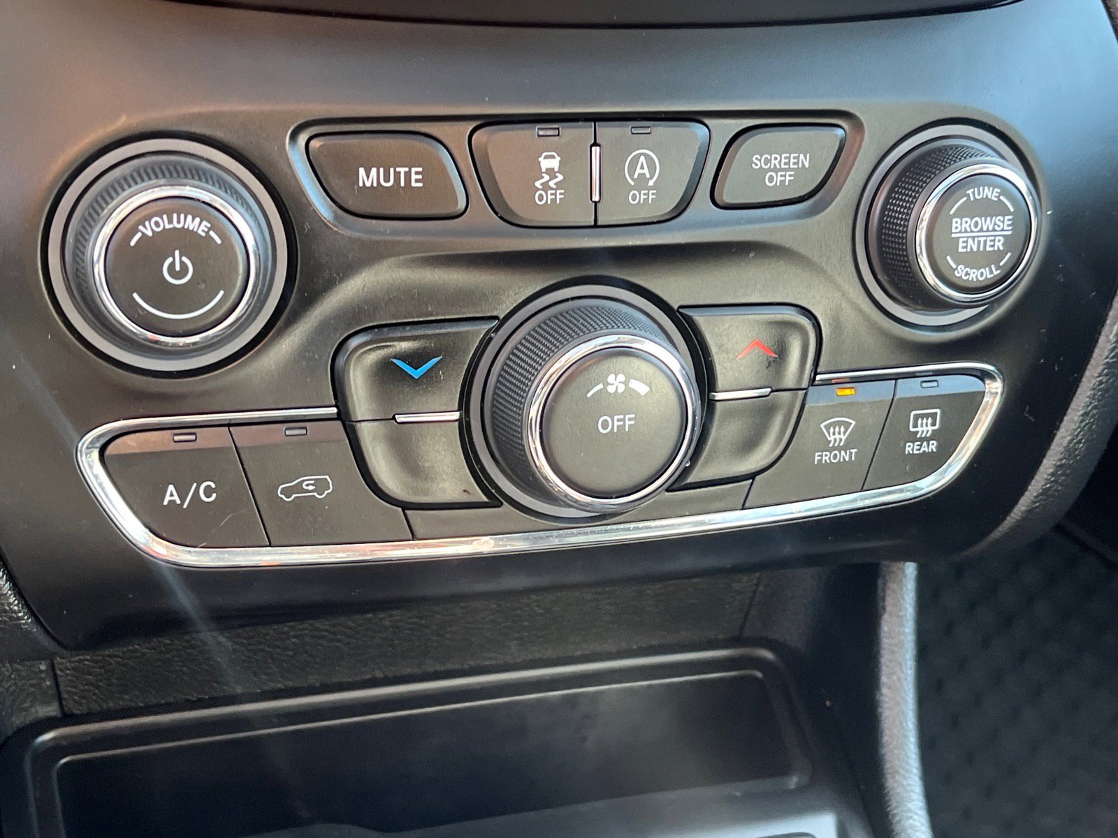 Used 2022 Jeep Cherokee Latitude w/ Sun & Sound Group AWD/4WD image 13