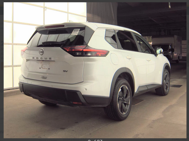 Used 2024 Nissan Rogue SV FWD image 2