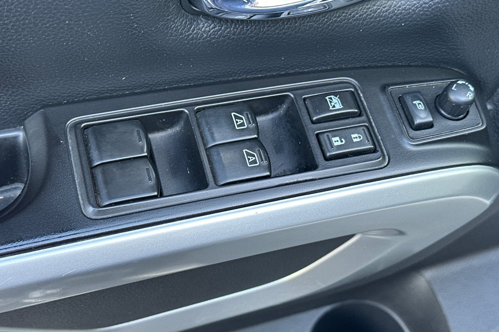 Used 2018 Nissan Titan SL AWD/4WD image 13