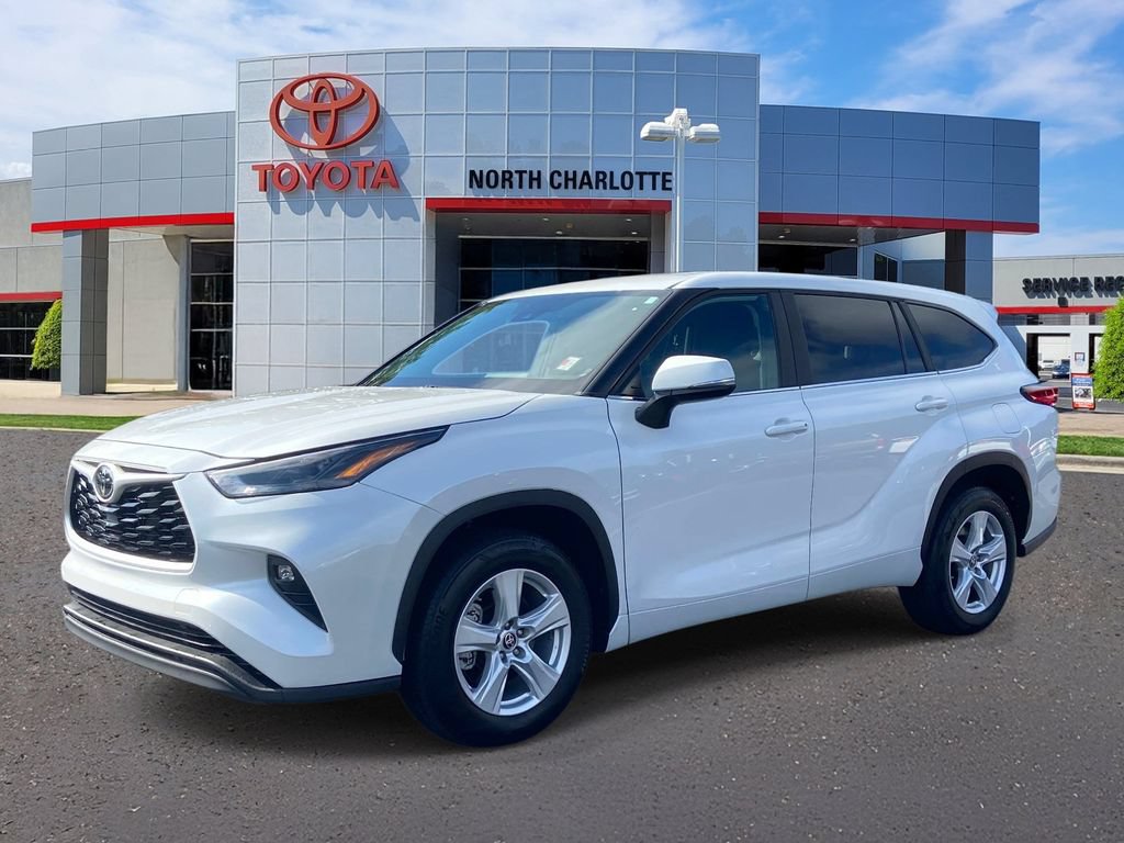 Used 2023 Toyota Highlander LE FWD image 4