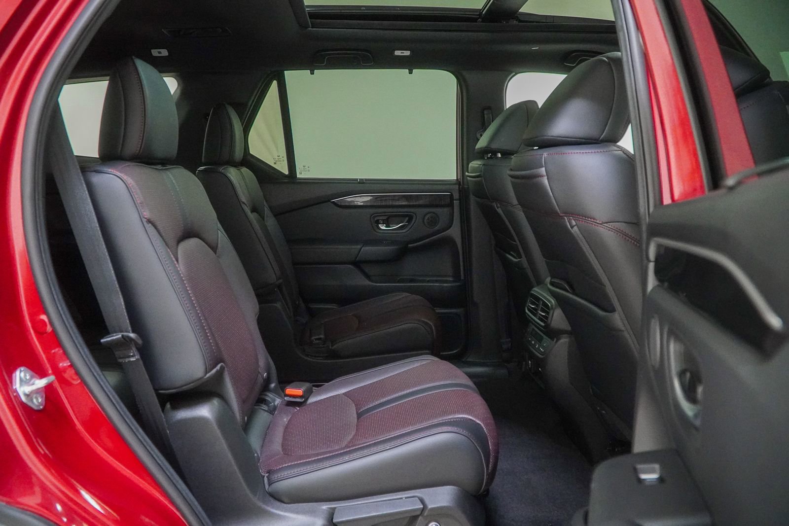 Certified 2025 Honda Pilot Black Edition image 45