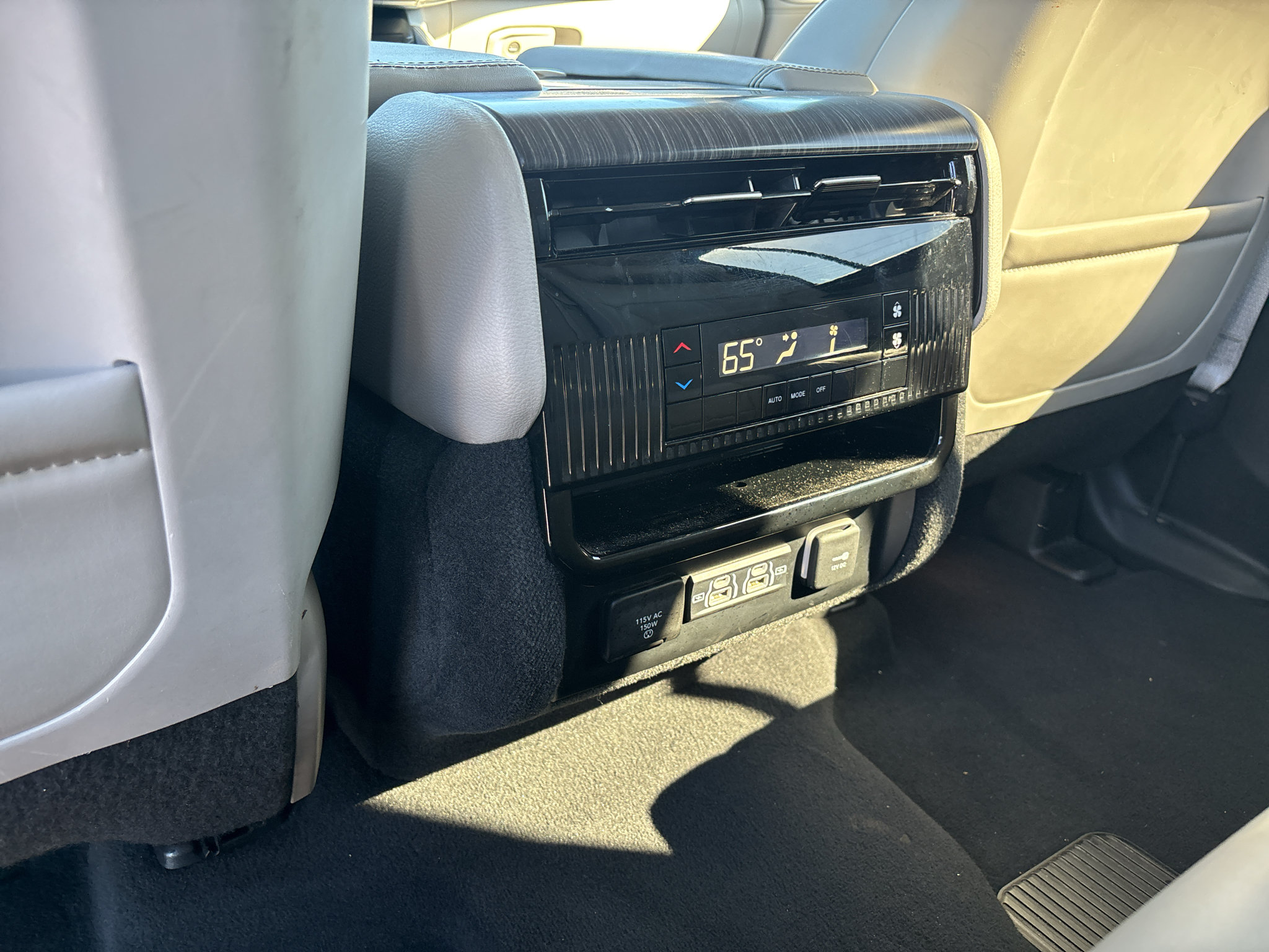Used 2024 Jeep Wagoneer L Series II RWD image 28
