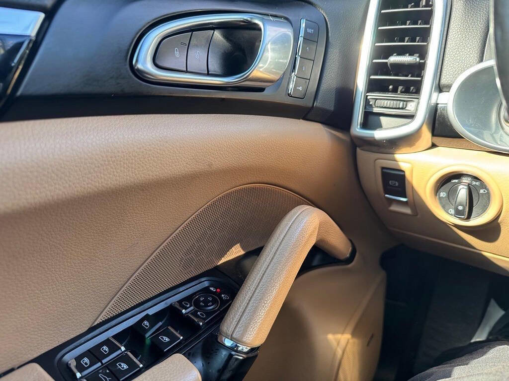 Used 2017 Porsche Cayenne Platinum Edition w/ Premium Package (PJV) AWD/4WD image 31