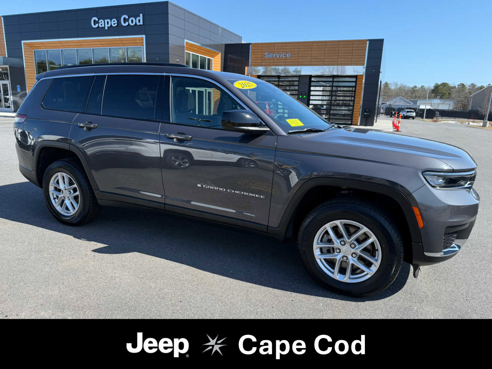 Used 2025 Jeep Grand Cherokee L Laredo image 1