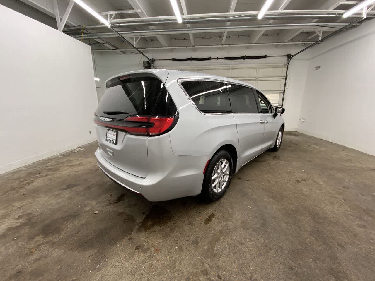 Used 2024 Chrysler Pacifica Touring-L FWD image 6