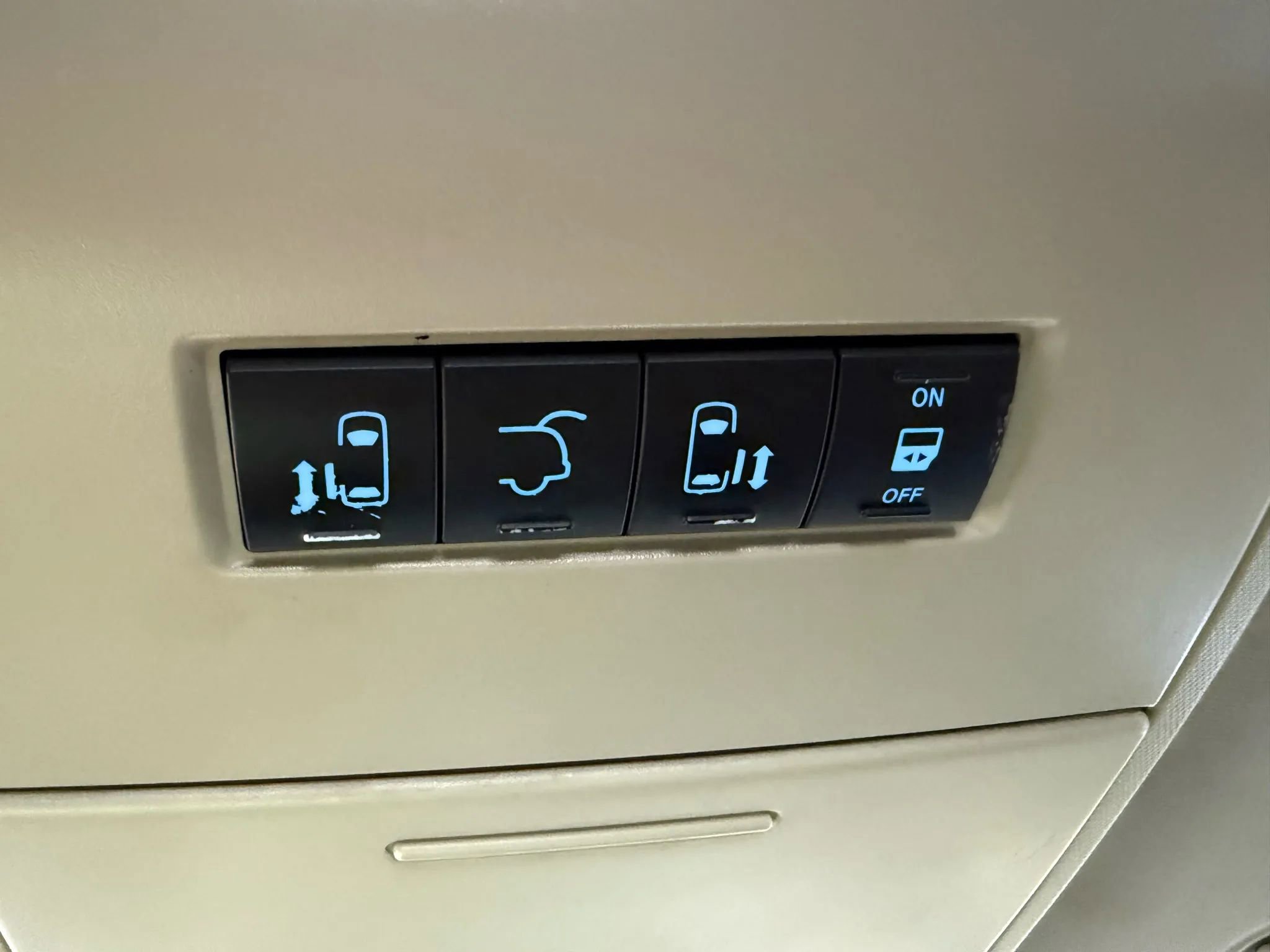 Used 2014 Chrysler Town & Country Touring-L w/ Driver Convenience Group image 20