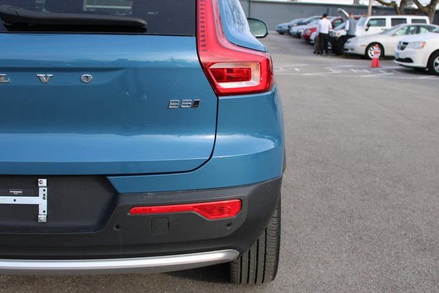 Used 2025 Volvo XC40 B5 Plus image 46