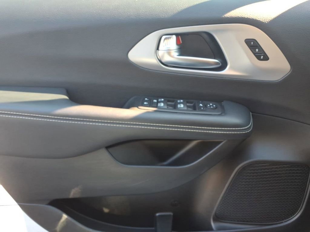 Used 2025 Chrysler Pacifica Limited image 21