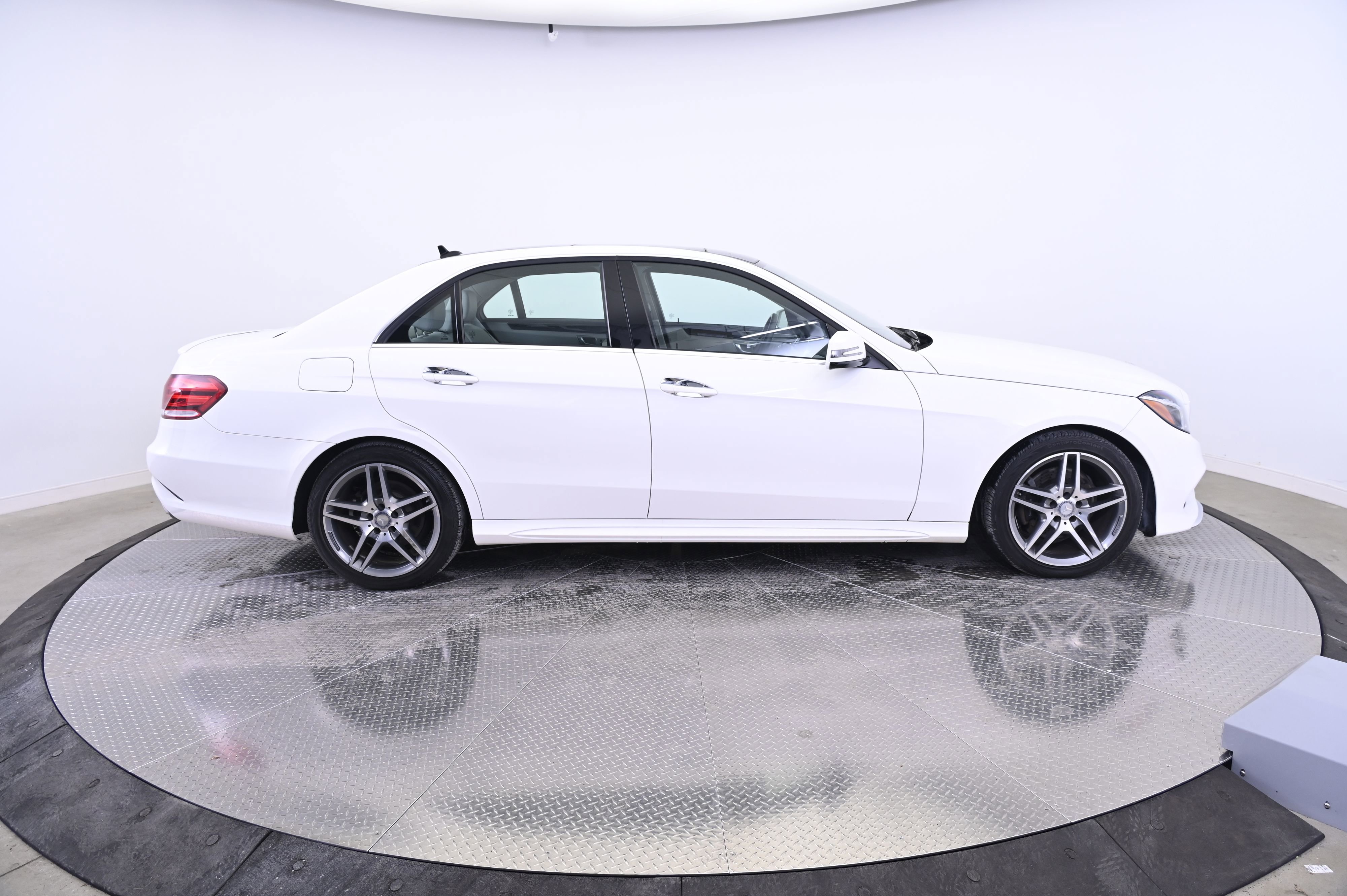 Used 2015 Mercedes-Benz E 400 4MATIC Sedan image 8