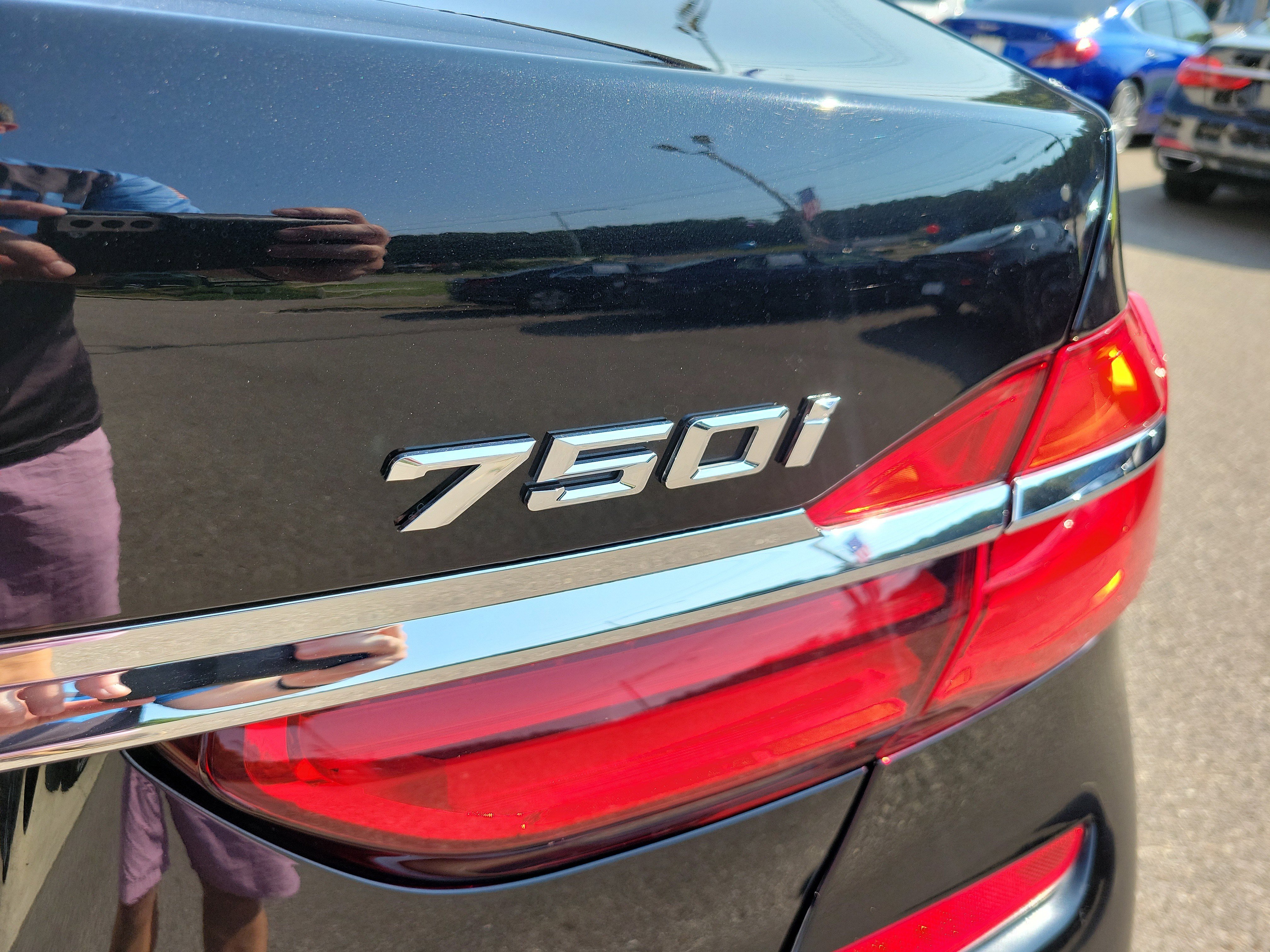 Used 2019 BMW 750i xDrive w/ Executive Package image 9