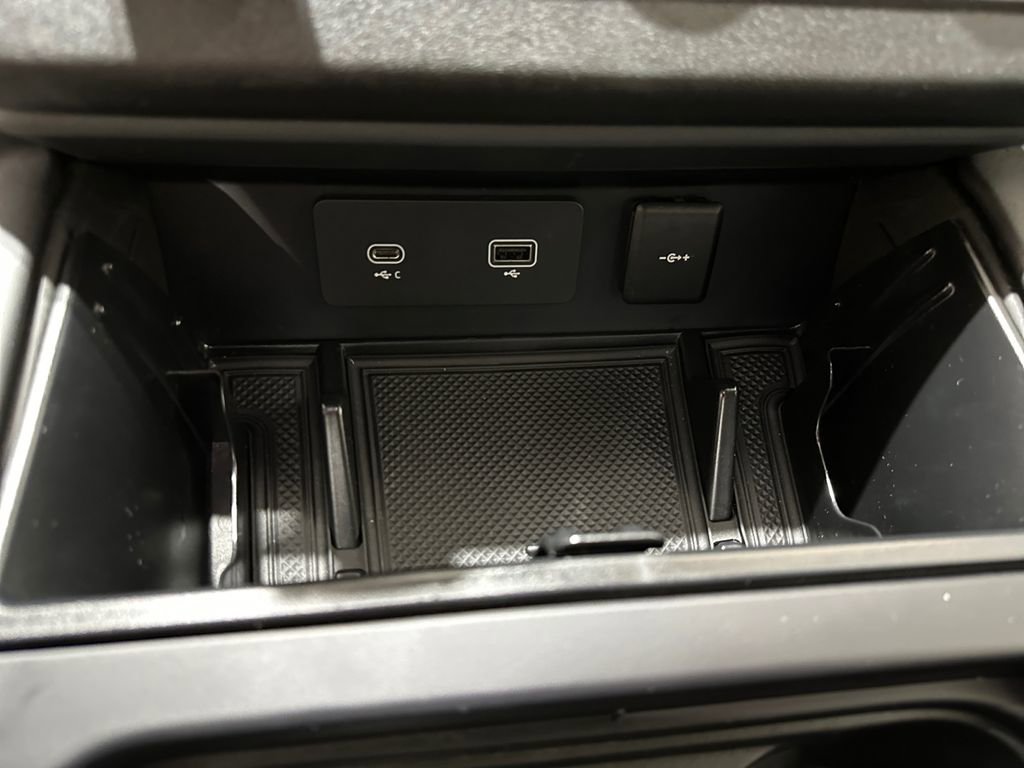 Used 2024 Land Rover Defender 110 X-Dynamic SE image 20