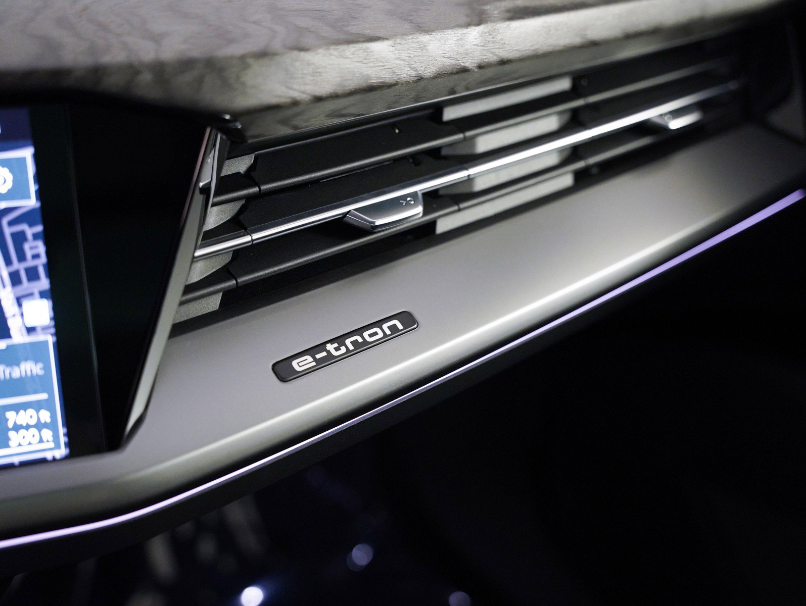 Used 2024 Audi Q4 e-tron Premium Plus image 18