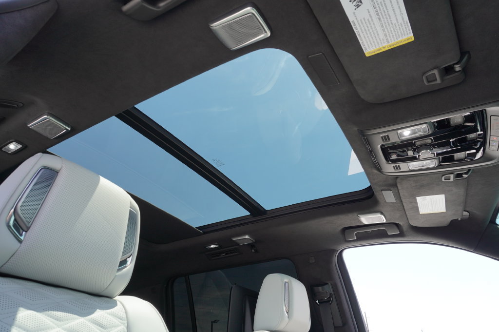 Certified 2025 Cadillac Escalade ESV V AWD/4WD image 17