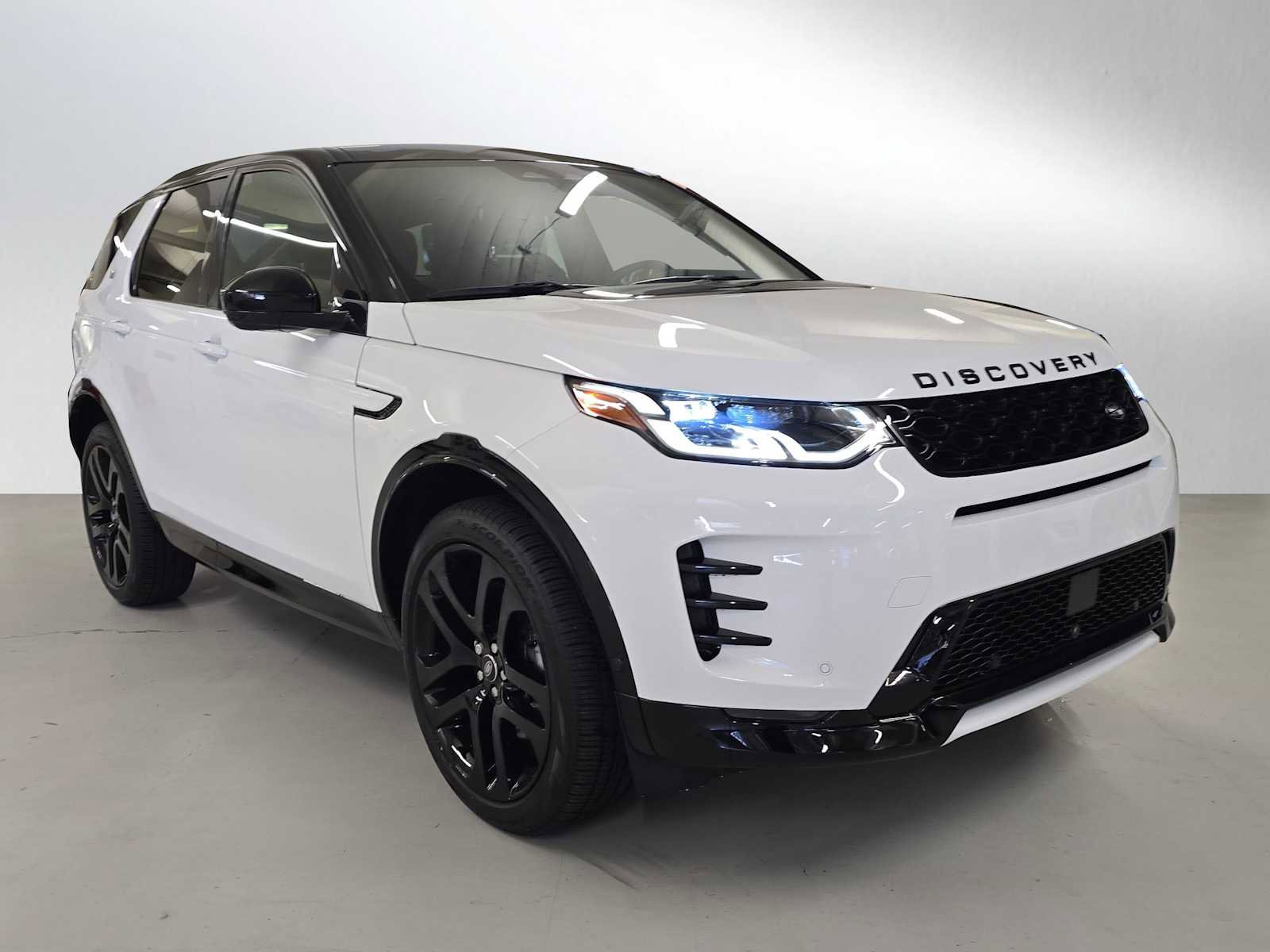 Certified 2025 Land Rover Discovery Sport Dynamic SE image 7