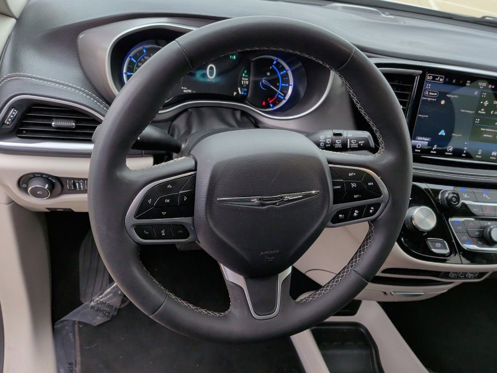 Used 2024 Chrysler Pacifica Limited FWD image 16