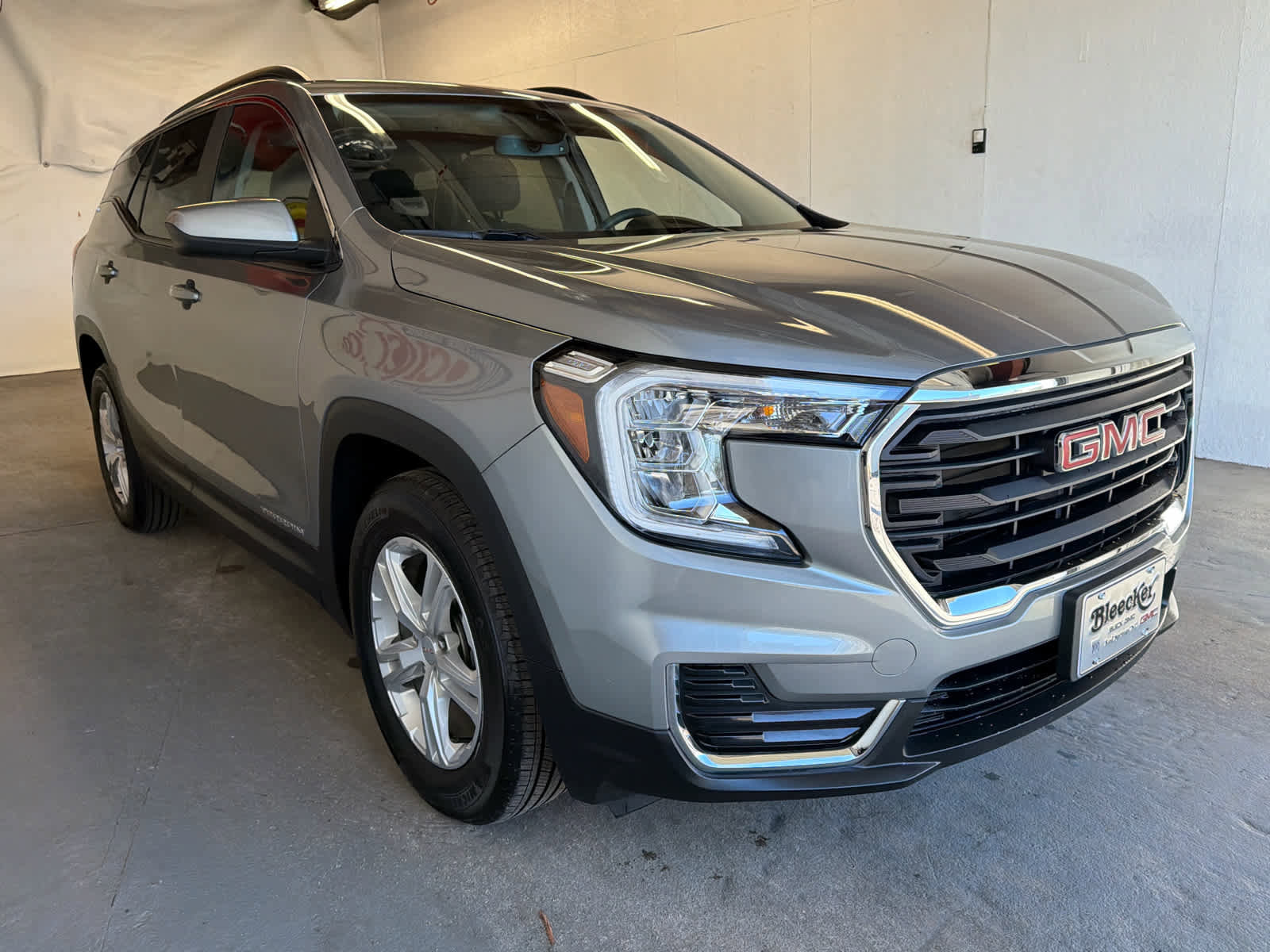 Used 2023 GMC Terrain SLE w/ Driver Convenience Package FWD image 4