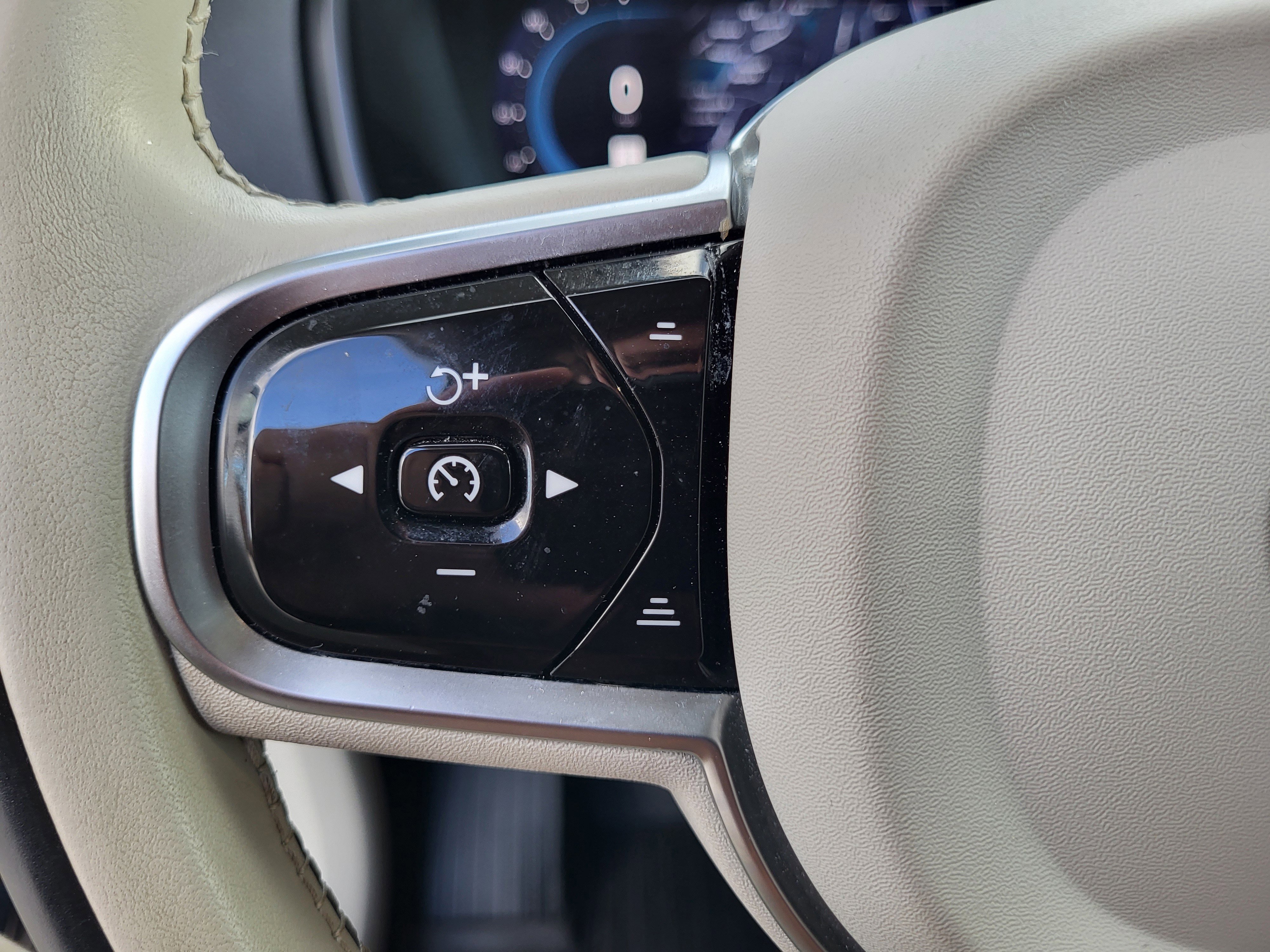 Certified 2023 Volvo XC90 B6 Ultimate w/ Protection Package Premier image 19