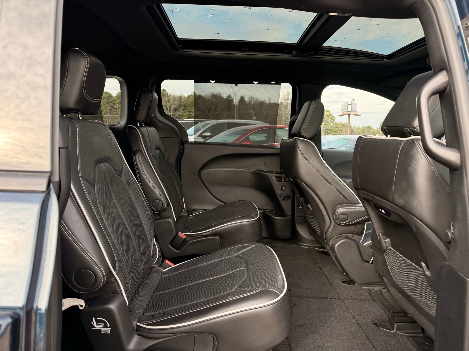 Used 2025 Chrysler Pacifica Limited FWD image 21