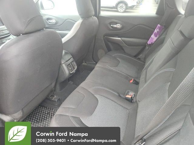 Used 2019 Jeep Cherokee Latitude w/ Cold Weather Group image 9