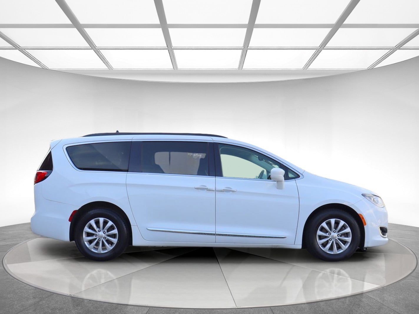 Used 2017 Chrysler Pacifica Touring-L FWD image 4