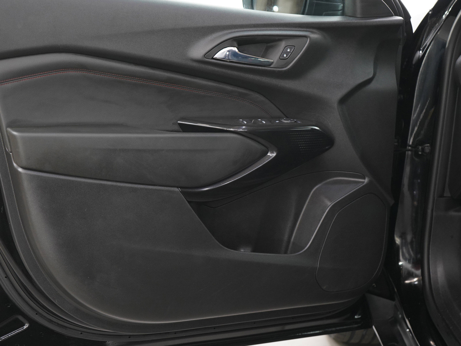 Used 2024 Chevrolet Trax RS w/ Driver Confidence Package image 19