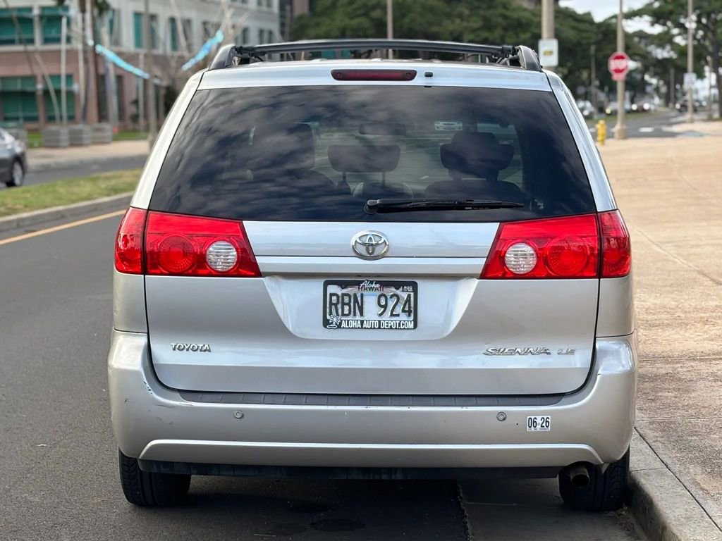 Used 2010 Toyota Sienna LE image 4