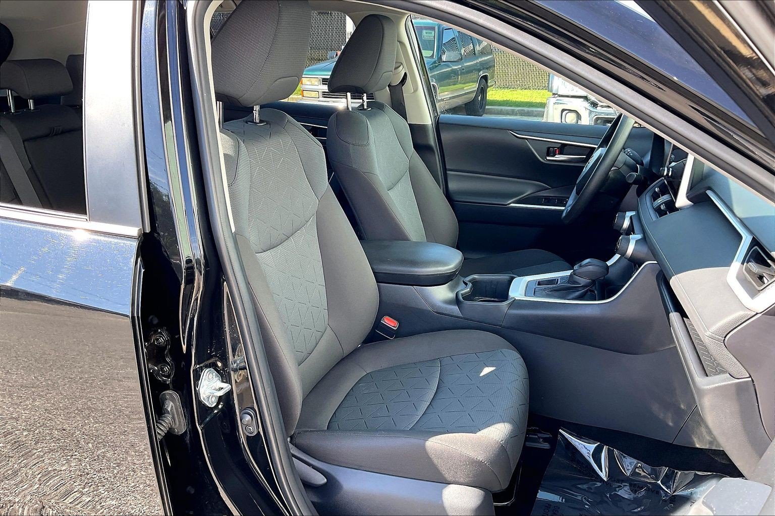 Used 2025 Toyota RAV4 XLE AWD/4WD image 9