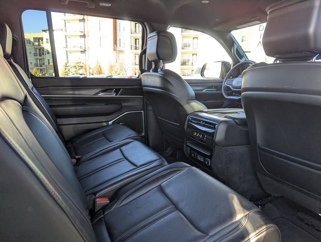 Used 2024 Jeep Wagoneer Series II w/ Flexible Seating Group image 29