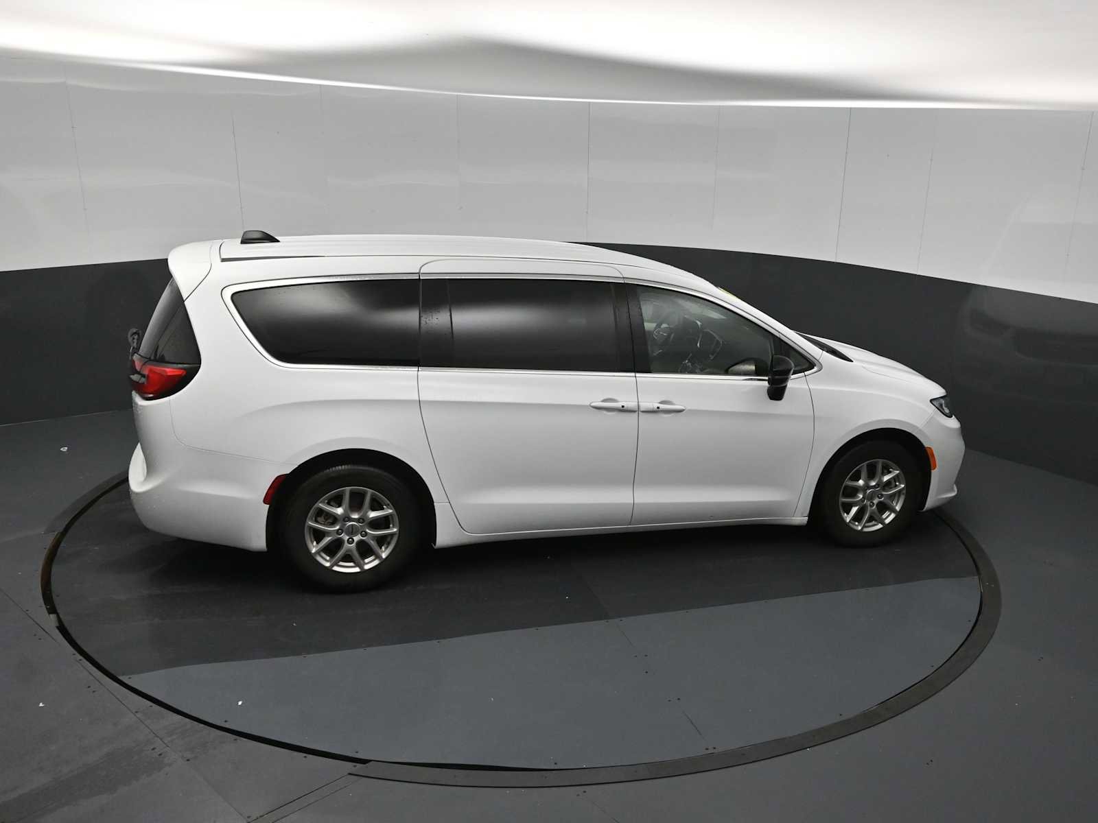 Used 2024 Chrysler Pacifica Touring-L FWD image 46