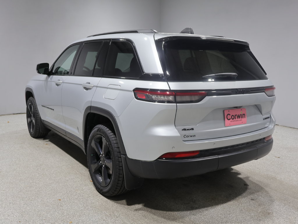 Used 2023 Jeep Grand Cherokee Limited w/ Black Appearance Package AWD/4WD image 6