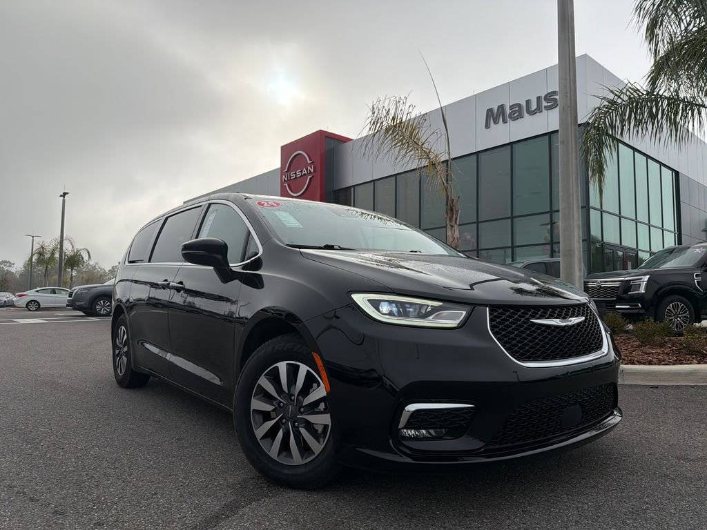 Used 2024 Chrysler Pacifica Select