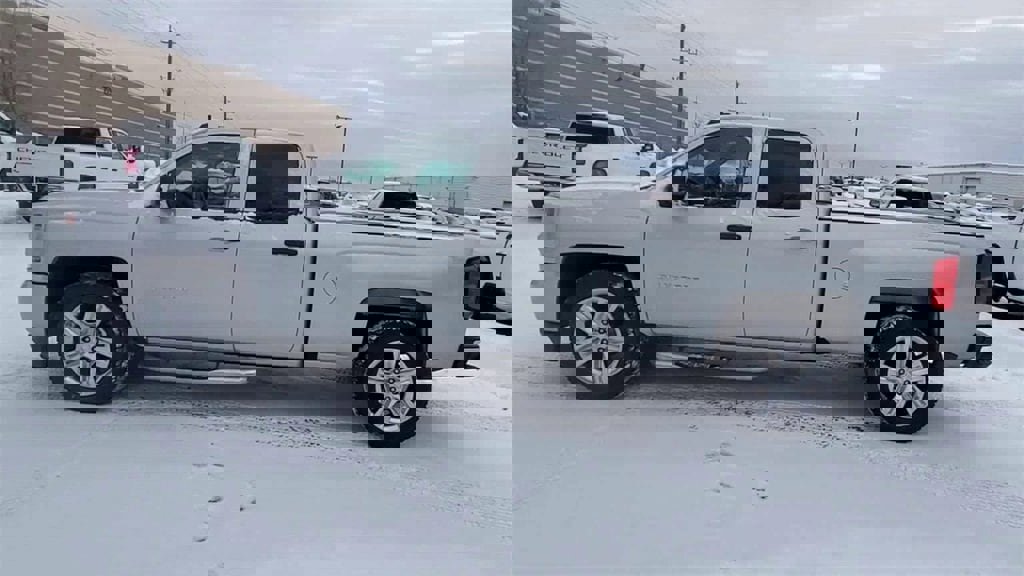 Used 2018 Chevrolet Silverado 1500 Custom w/ Custom Value Package image 5