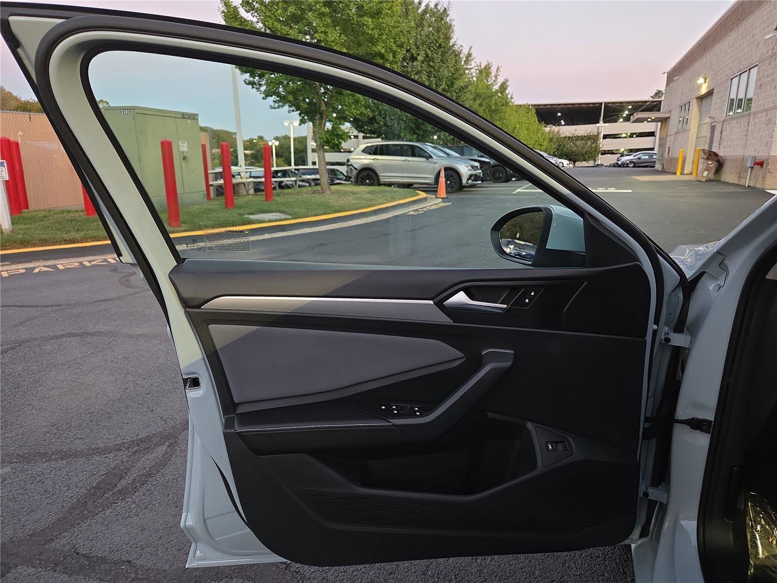 Certified 2025 Volkswagen Jetta SE w/ Sunroof Package image 11