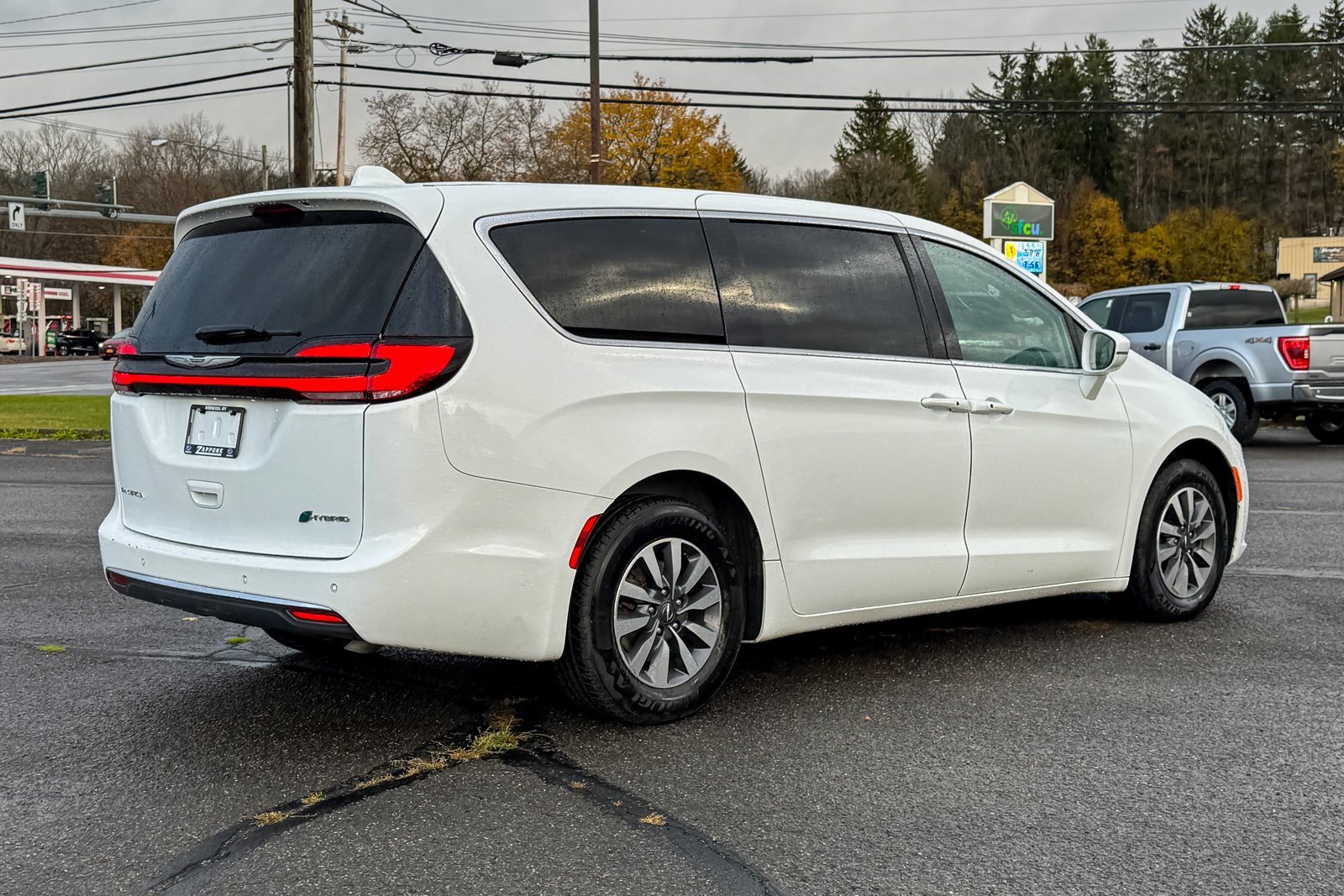 Used 2022 Chrysler Pacifica Touring-L image 3