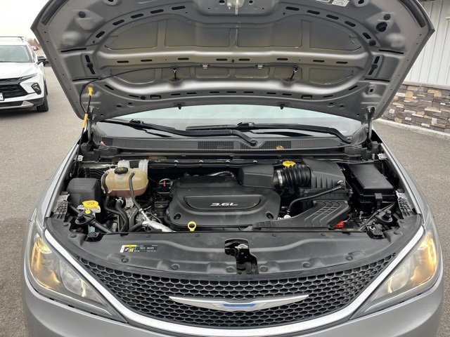 Used 2018 Chrysler Pacifica Touring-L image 27