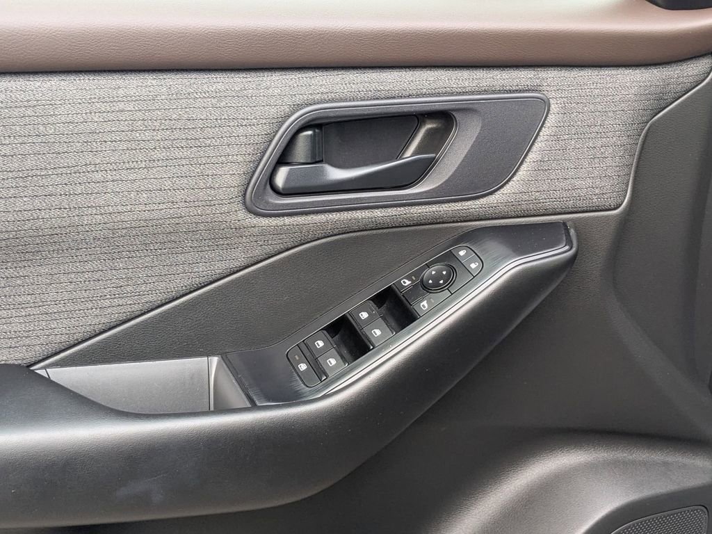 Used 2023 Nissan Rogue S image 13